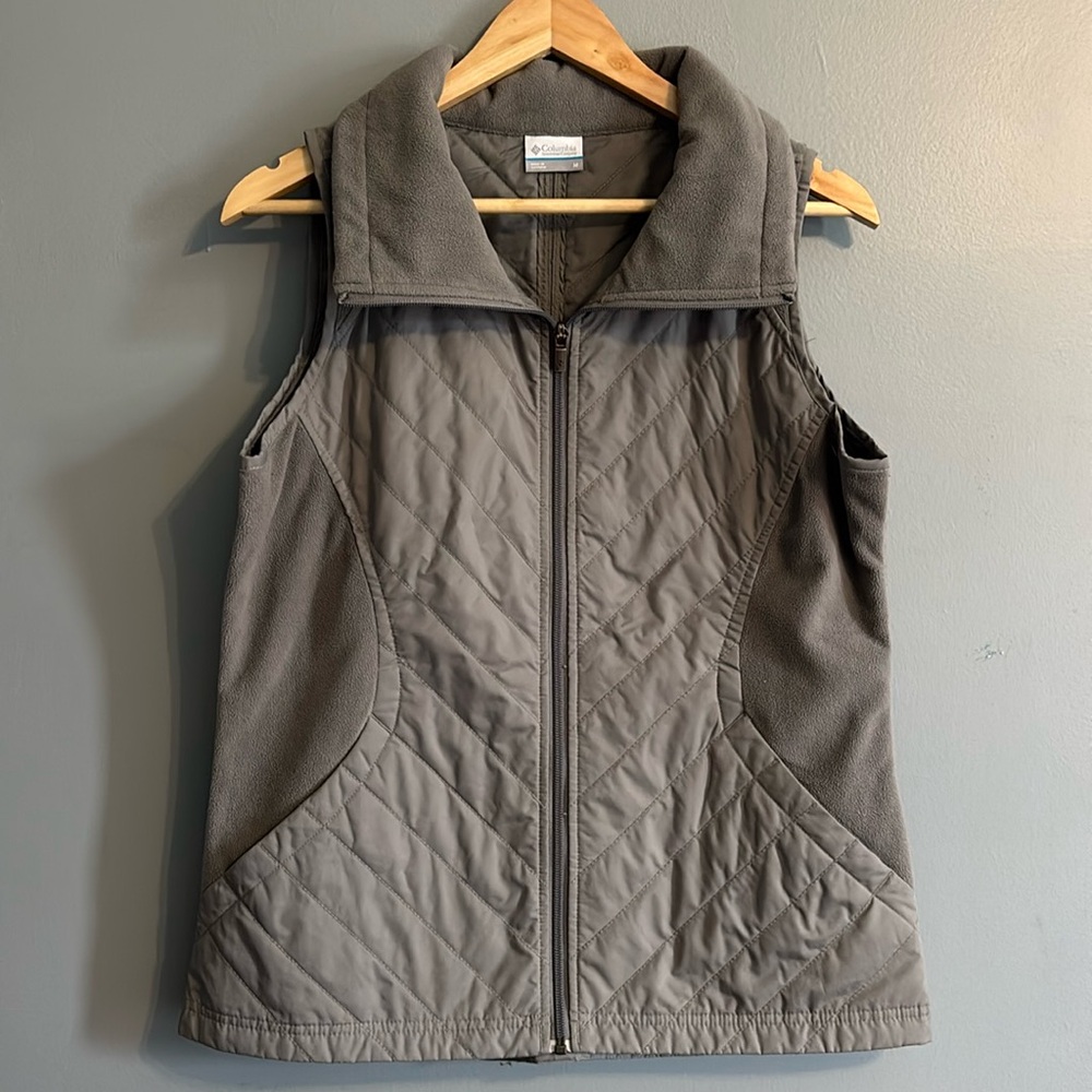 Columbia Gray Quilted Vest, size medium